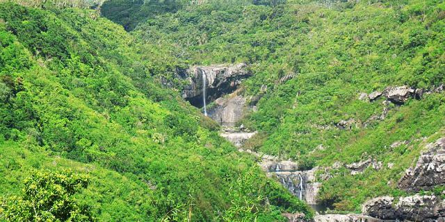 Canyoning cascade tamarind falls nature hiking trip mauritius (14)